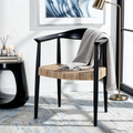 Chaise décorée de rotin