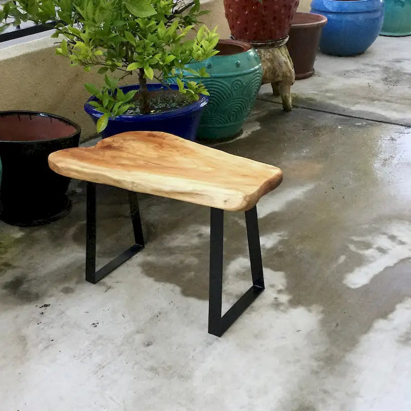 Un ensemble de deux pieds de table en fer plats et trapézoïdaux