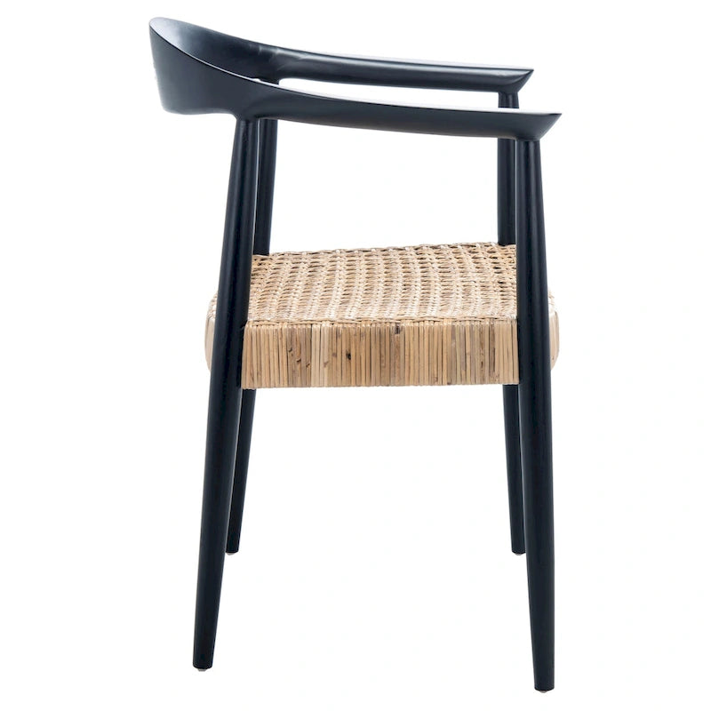 Chaise décorée de rotin